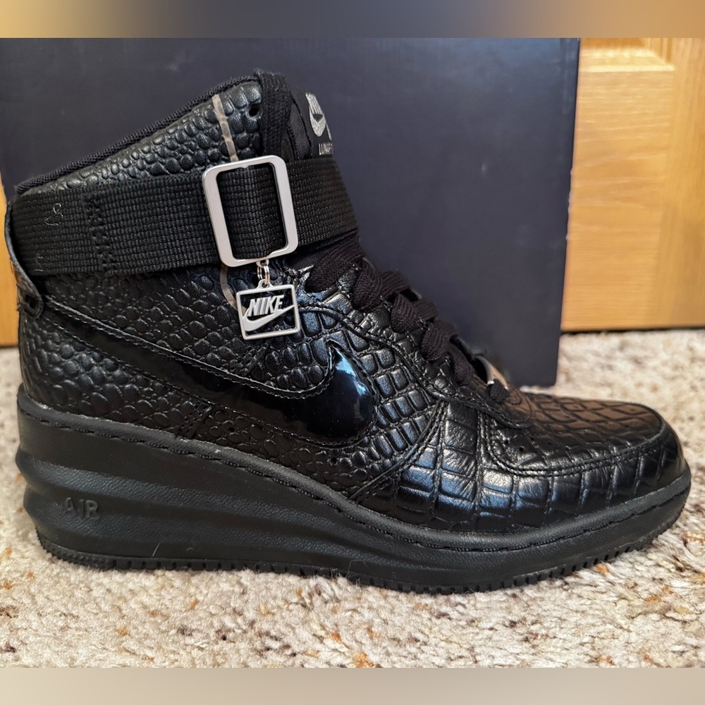Nike RARE Wommens Lunar Force 1 Sky Hi
Black size 8.5